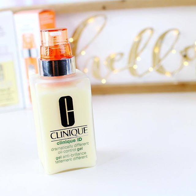  Clinique Dramatically Different Oil Control Gel 115 ml.  มอยส์เจอไรเซอร์สูตรเนื้อเจลนุ่มนวลปราศจากน้ำมัน ซึมเข้าสู่ผิวได้ง่าย สูตรสำหรับผิวมันถึงมันมาก ( ผิวประเภทที่ 3 และ 4 ) ช่วยเพิ่มความสมดุลย์ของความชุ่มชื่นตามธรรมชาติผิวให้สมบูรณ์ เป็นพื้นฐานสำหรับผิวสวยดูสุขภาพดี   ช่วยปรับสมดุลระดับความชุ่มชื่นผิว โดยทำหน้าที่เติมความชุ่มชื่นให้ผิวในระดับสูงได้ยาวนานตลอดวัน (*ให้ความชุ่มชื่นผิวมากขึ้นกว่าสูตรเดิมถึงสองเท่า)