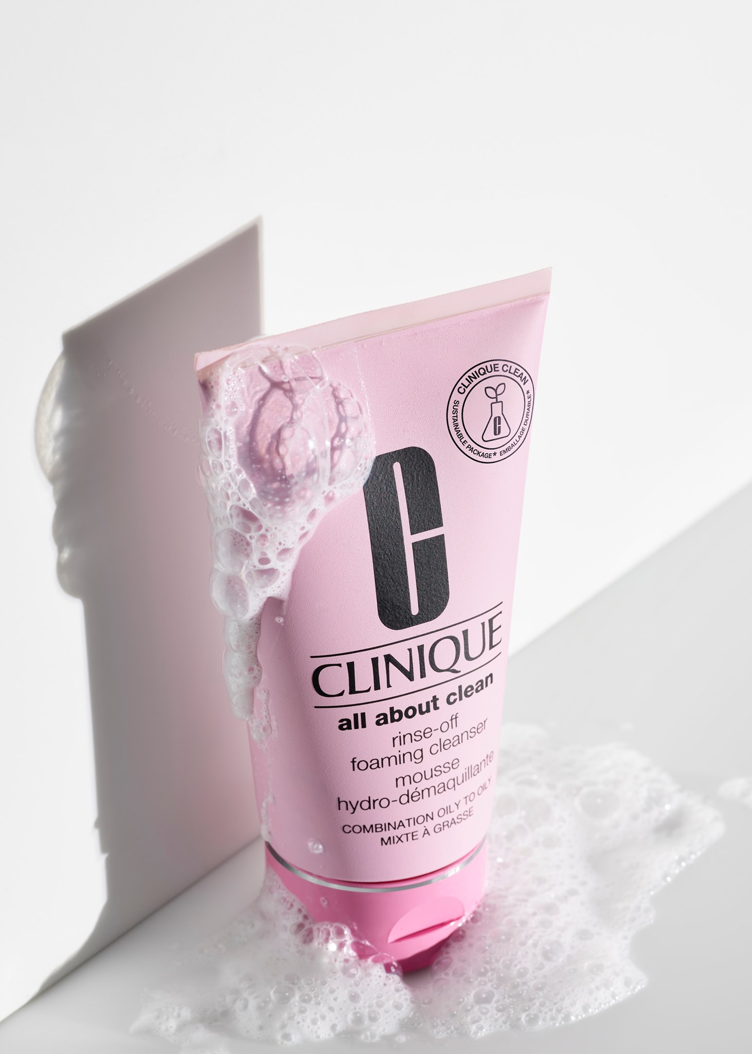 Clinique All About Clean Rinse Off Foaming Cleanser 150 ml ครีมโฟมเนื้อเข้มข้น ล้างเครื่องสำอางสะอาดหมดจด เหมาะกับผิวผสมค่อนแห้ง – ผิวผสมค่อนข้างมัน ทำความสะอาดสิ่งสกปรกและน้ำมันส่วนเกินและเครื่องสำอางได้อย่างล้ำลึก ให้ผิวนุ่มและรู้สึกเฟรชหลังล้างออก